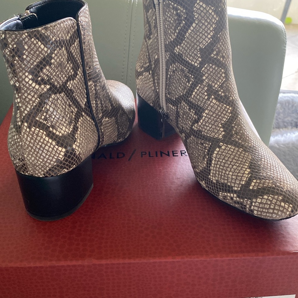 Donald Pliner boots